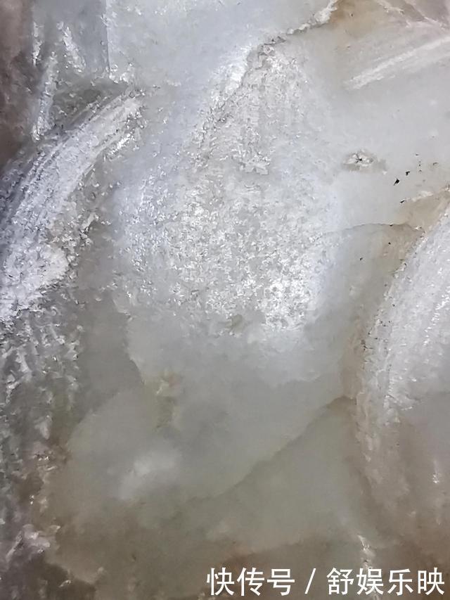 白玉黑沁双孔棱形坠子一般老化特征和老光特征,跟仿品比较