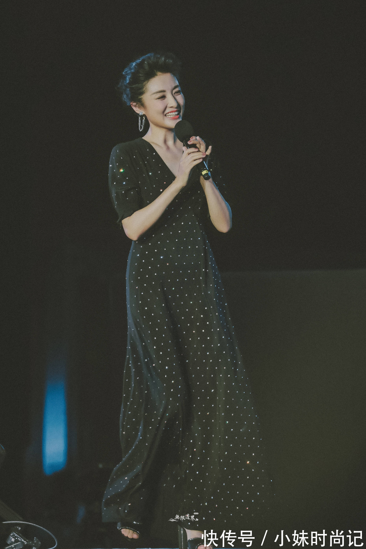 央视一姐|周涛真是韵味美人,蝴蝶旗袍彰显央视一姐魅力,高雅大气好迷人