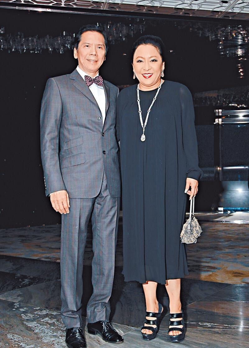 独特魅力|向太这气质真不是吹的，穿墨蓝色外套简约低调，难掩强大气场