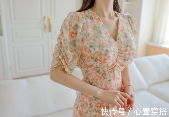 搭配|女神孙允珠时尚搭配:伏尔塔瓦河畔仙橘芳野碎花裙