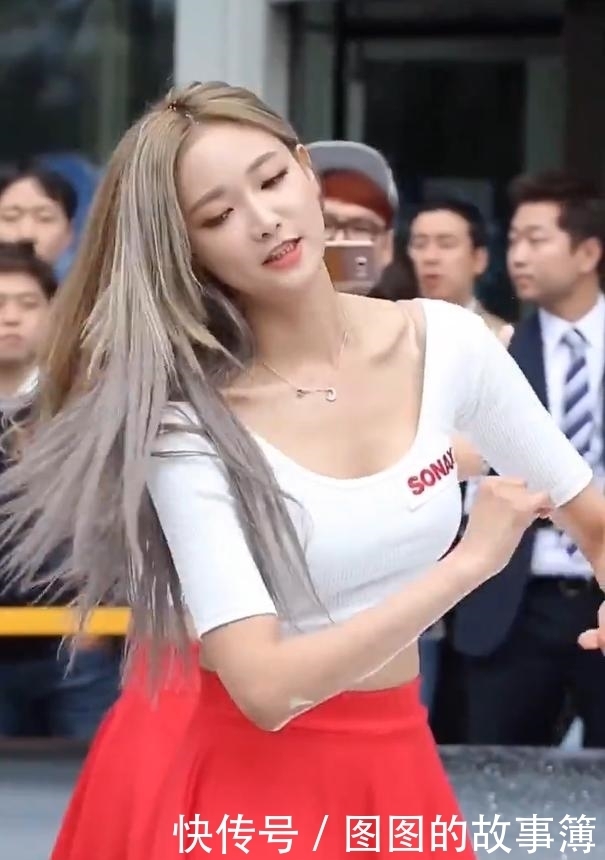 透着一|街拍:清纯的车模美女,甜美白净,气质出众