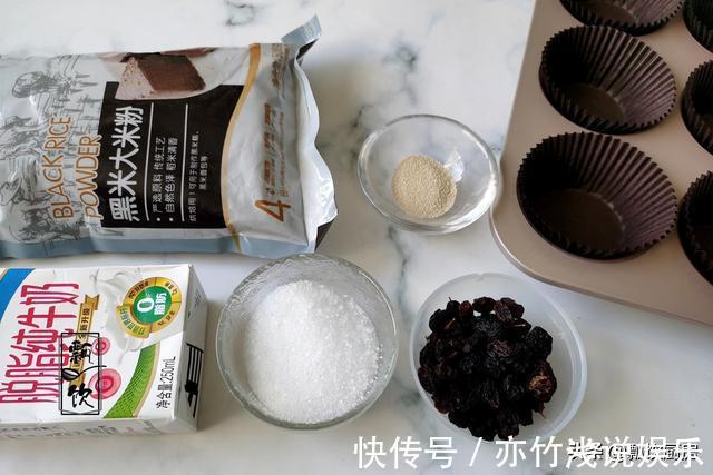 黑米糕|老人想吃米糕，黑米粉加酵母做出来，没有泡打粉的蓬松，但很好吃