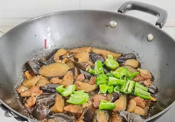 烧茄子|此菜上桌米饭总是见底,咸鲜下饭做法也简单,没胃口时就做它