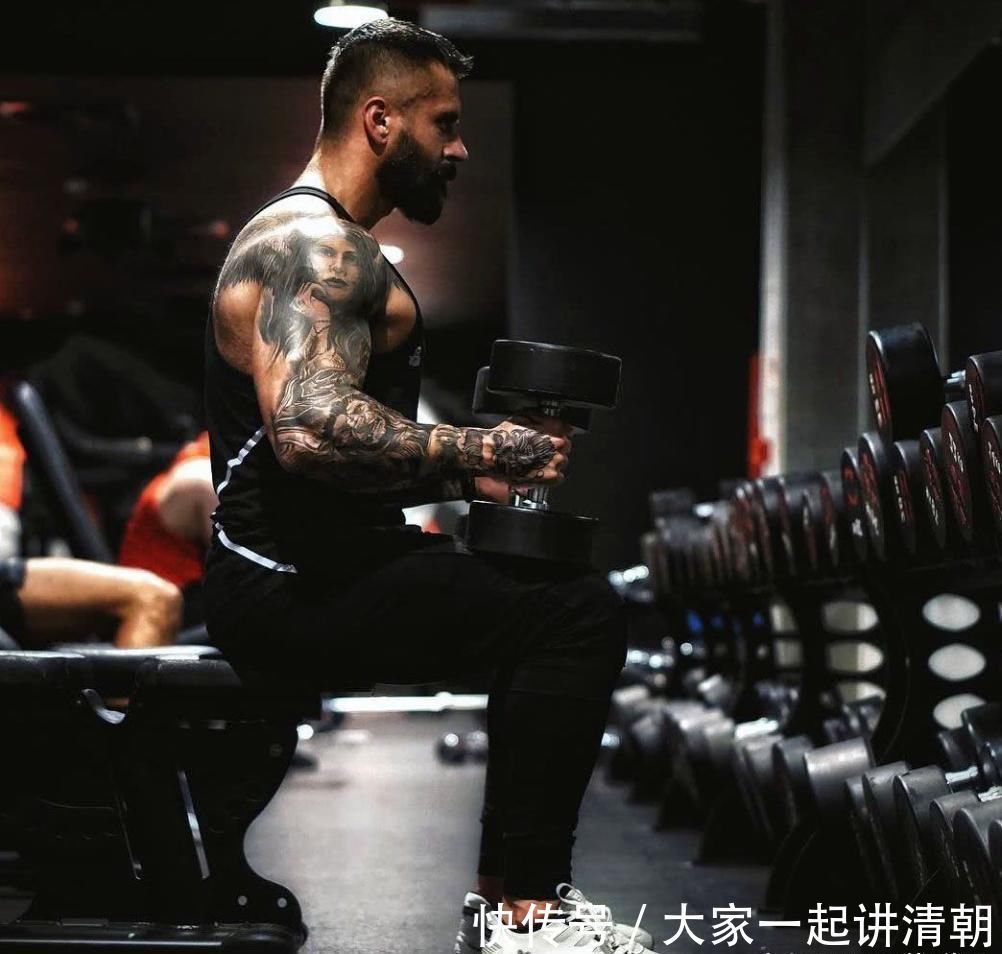 发色|42岁男子喜欢健身, 练就一身肌肉, 因一头白发被误以为60多岁!