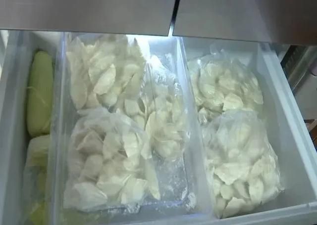 饺子包好后，最忌讳直接放冰箱，教你一招，饺子不粘连不开裂