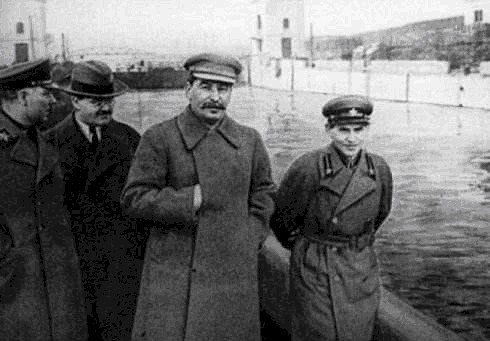 扳倒|此人地位仅次于斯大林，却被扳倒，从审判到处决，只用了两天！