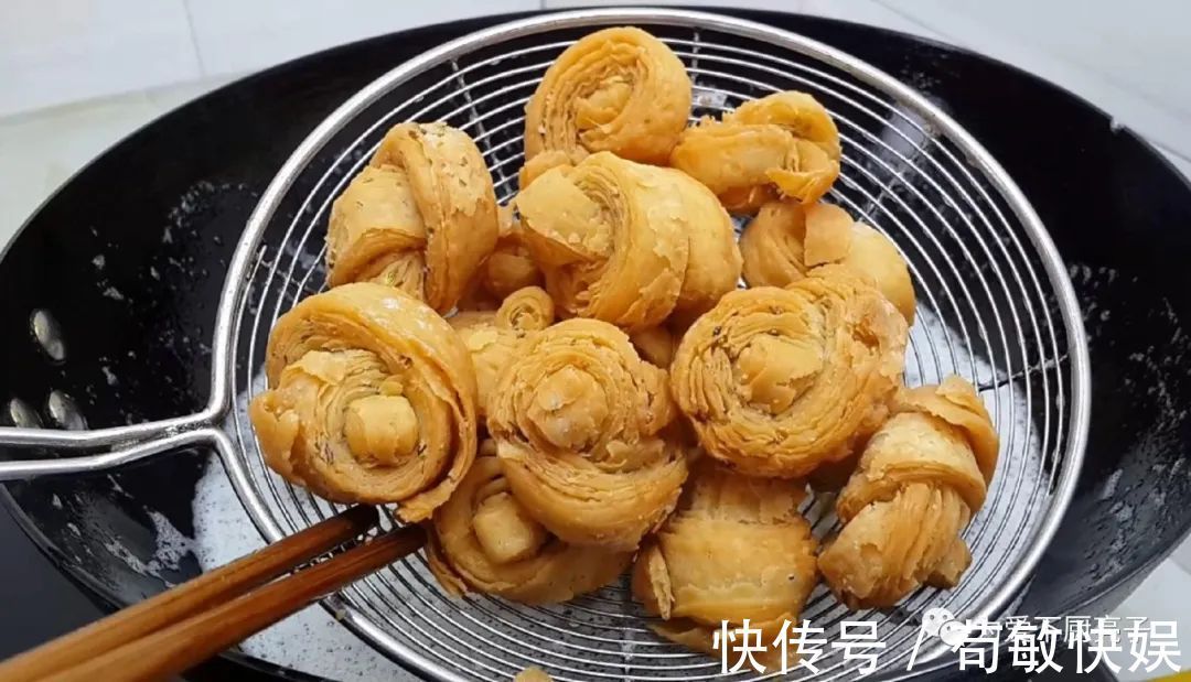 玉米油|以后麻花就这么做，撒1把小茴香，香酥又多层，出锅孩子念念不忘
