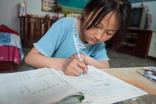 字典|女孩带奖状回家,宝妈发朋友圈炫耀,亲戚的一句评论让她撤回