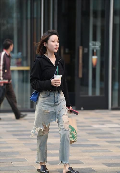 卫衣|美女一件黑色短款小卫衣，搭配水洗蓝的破洞牛仔裤，满满的时尚感