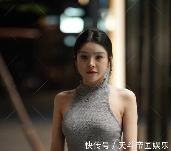 女孩 气质类型女孩的唯美的穿搭,灰色挂颈配黑色阔腿裤,优雅而迷人!