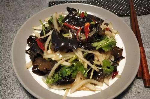 木耳和它是绝配,成本不到5块钱,吃一次相当于给肠道做个大扫除