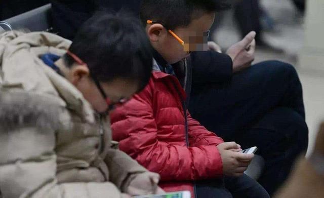 手机|经常玩手机的孩子,身上的这项能力,比不玩手机的孩子,要强太多