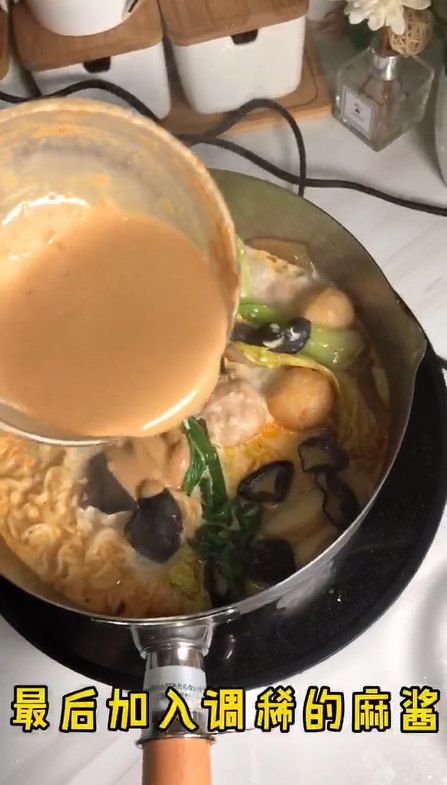  吃麻辣烫时，这2种“人造食材”进价低还压秤，拿越多老板越高兴