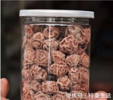 女生出门容易晕车，包里适合放着慢慢吃的零食，话梅上榜，很实用