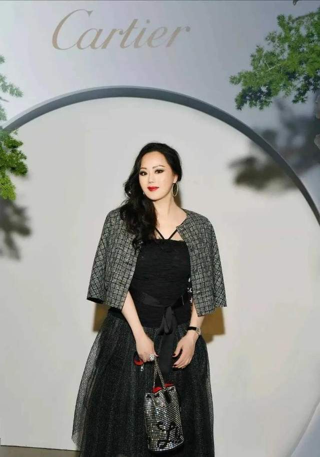 连衣裙|章小蕙奔六的年纪风韵犹存,一袭浅蓝色印花裙优雅温柔,高贵精致