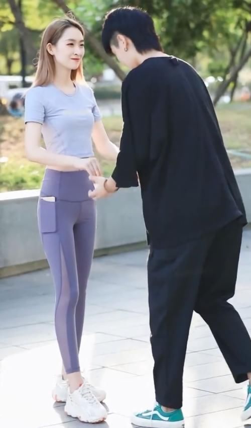 性感 小姐姐是第一个穿瑜伽裤的人,意外显腿长!秀出迷人的性感身线