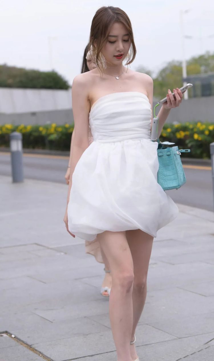 抹胸裙 蕾丝抹胸裙搭配尖头细跟鞋,穿出细节和窈窕之美,优雅又迷人