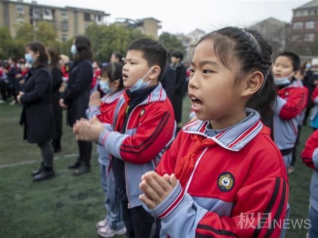 学校老师雨中手绘雷锋形象