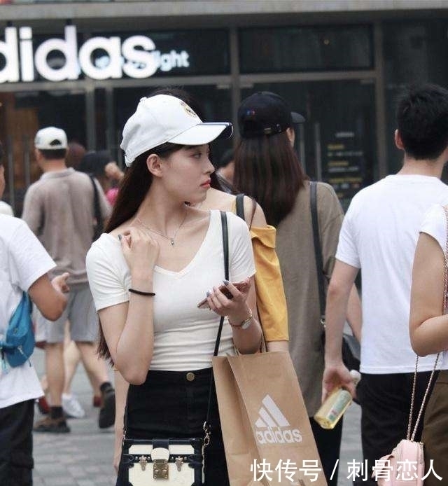 街拍 这种气质的美女, 看一眼就会想保护她