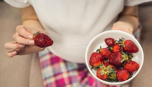 洋莓|孕妇可以吃草莓吗？吃草莓的好处要知道，并非补铁补血那么简单