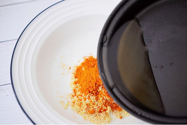 面条别再煮着吃了，配上拌好的辣椒油，不怕你不喜欢