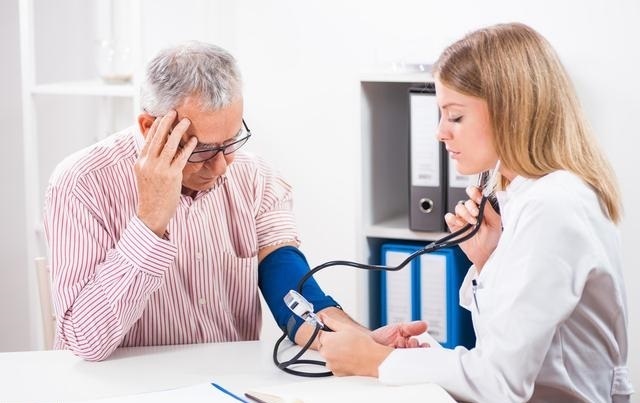 高血压患者|高血压被称为慢病之王,因此高血压患者比正常人寿命短一文读懂