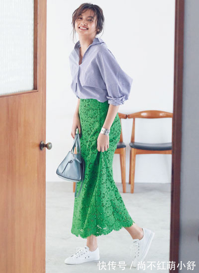 蕾丝 今夏又火了一种新穿搭叫:白色运动鞋+半身裙,既时髦又显年轻