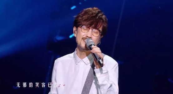 跷二郎腿|跷二郎腿又如何，孟美岐“老师”真没点评周传雄，他被淘汰也实属正常