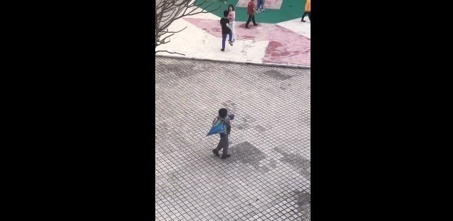 雨伞|终于得知熊孩子拿伞必散架的原因了,见到这一幕,妈妈气得牙痒痒