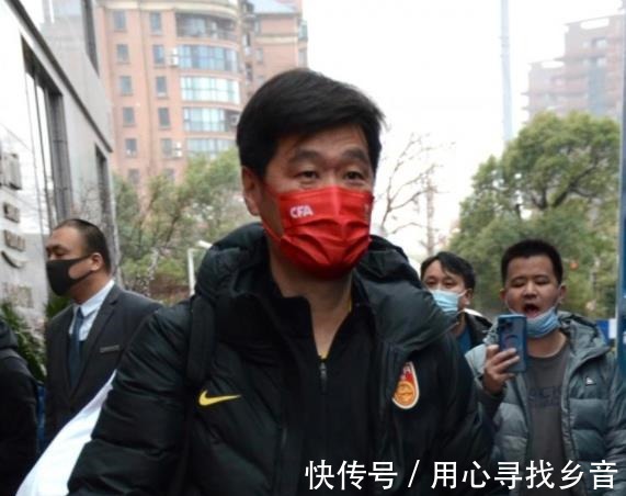 入境|万里驰援却被困机场几十小时,归化球员大骂足协,这次谁错了