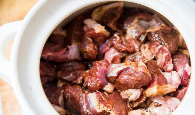 翻炒均匀|今日美食土豆炖牛肉,跟我这么做,保准让你的味道上升一个层次
