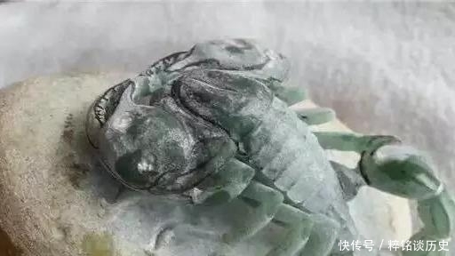 料子|翡翠原石摇身一变成了天蝎子,这也太逼真了吧师傅雕工让你惊吓