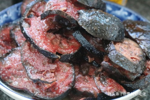 辣椒新吃法，焯水下锅炸一炸，外酥里软，拿来炒菜也算一绝了