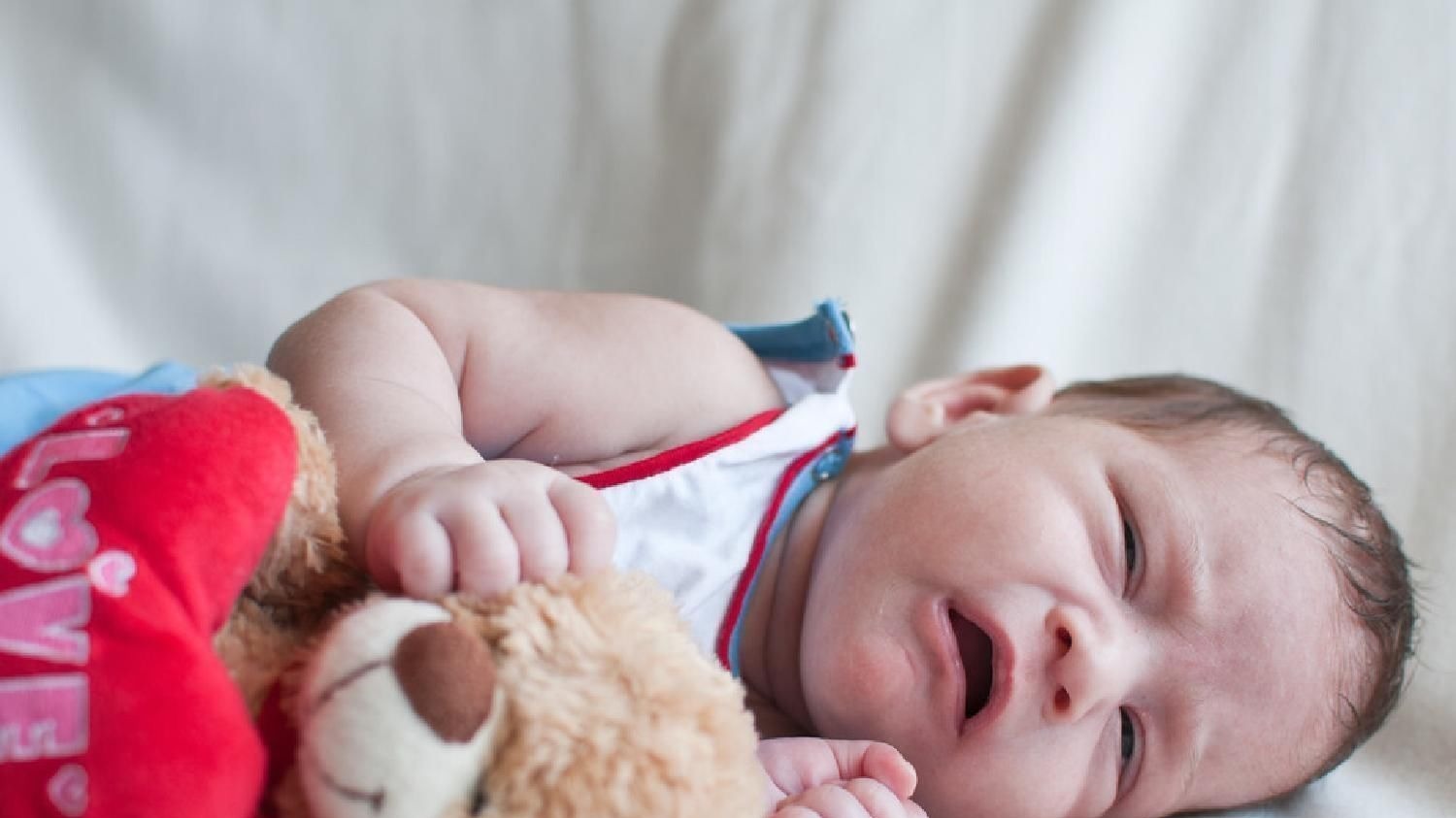 睡眠时间|这样陪两个月婴儿玩耍,不仅促进大脑和身体发育,还拉近亲子关系