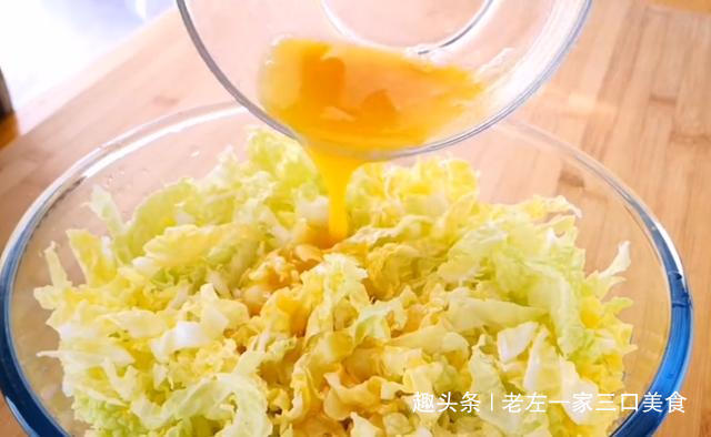 白菜里加3个鸡蛋,筷子搅一搅,这样简单一做,比吃肉还香