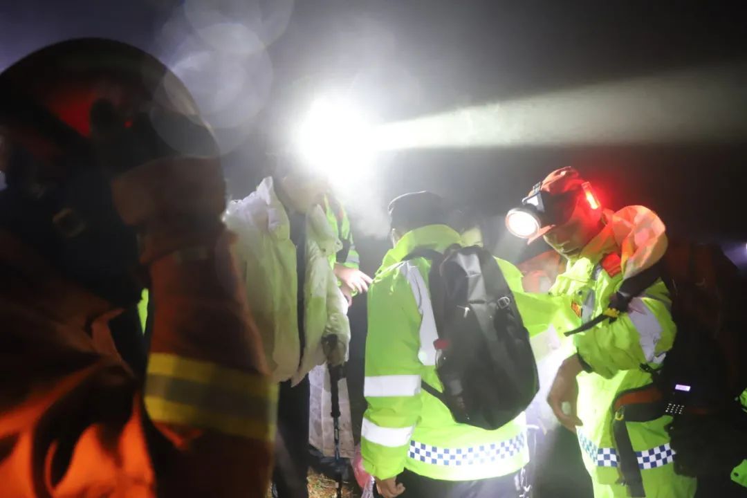 警民|【身边正能量】3名女子登山扭伤膝盖，安吉警民、消防紧急救援……