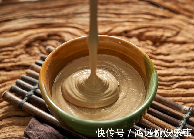 搅拌均匀|调芝麻酱时,千万别只加水调,大厨教你一招,口感香浓顺滑,真香