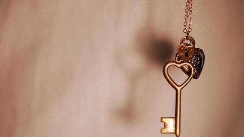 钥匙一不小心拧断了,怎么从锁孔里拿出来,这个方法很实用