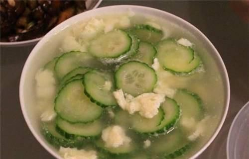 它是天然“补水”，补水效果是面膜10倍，皮肤水灵，吹弹可破