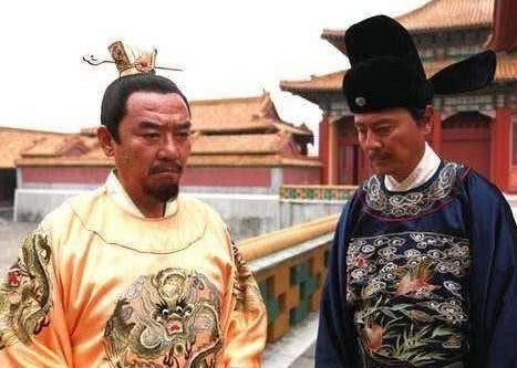 朱元璋去少林寺祭天,问朕要跪佛吗?方丈智答8字,躲过杀身之祸