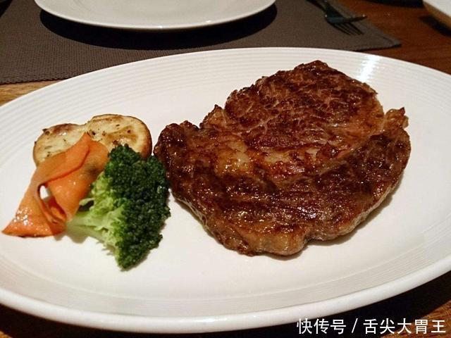 牛排|一样是吃牛排,外国人为什么一块就能吃饱,中国人吃两份也不饱?