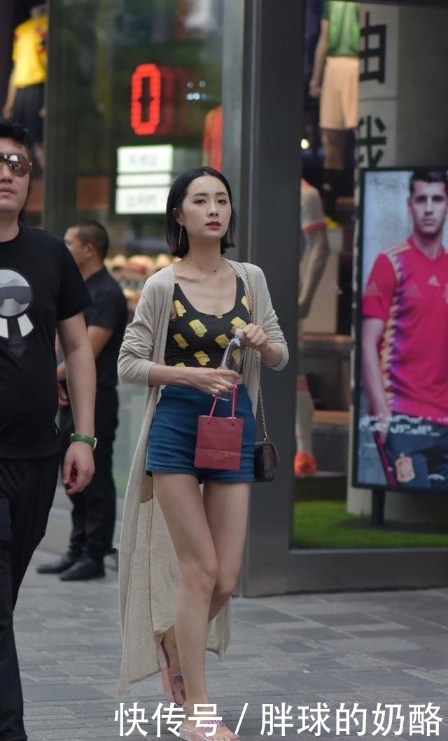 穿搭裙子的小姐姐，拥有一种别样的美感，是不是美美的