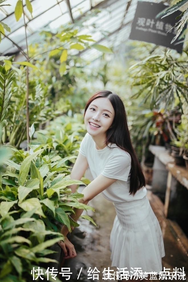 长发美女T恤衫百褶裙搭配一双小白鞋少女感十足,美美哒