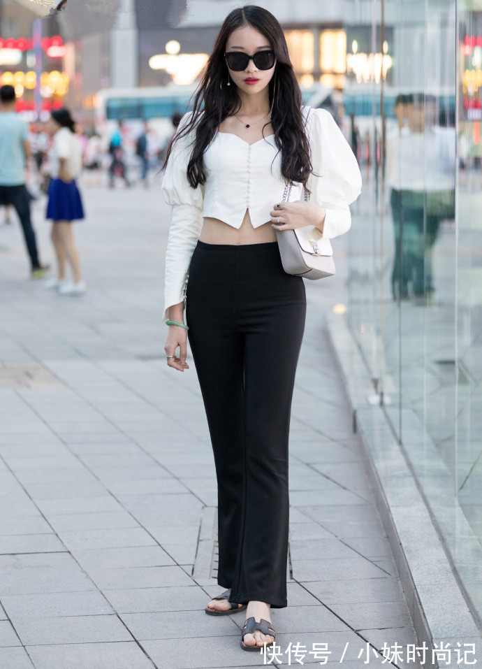 连衣裙|重庆街拍,深V吊带包臀连衣裙与一字凉拖的搭配,更显魅力十足