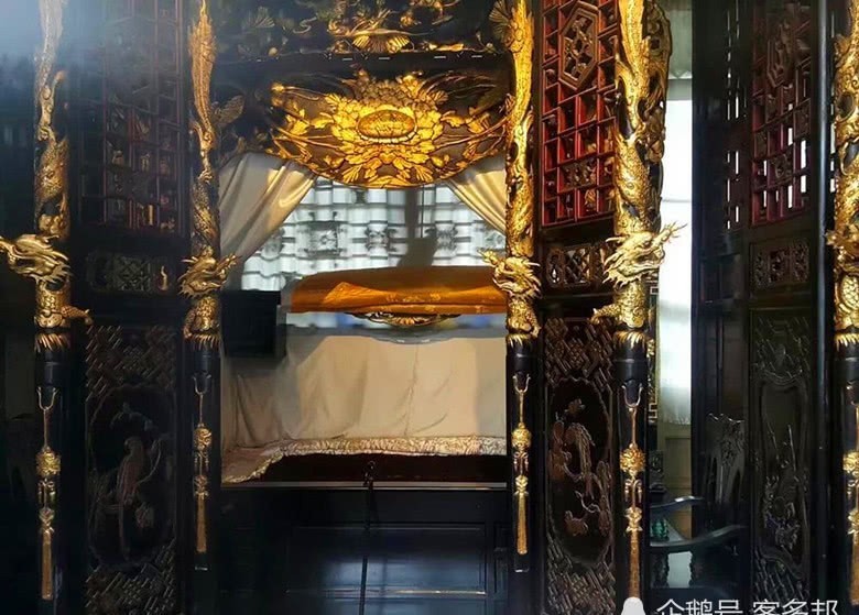 地主|大地主刘文彩的庄园:紫檀木座椅为洪秀全遗物,图8为贴金大龙床