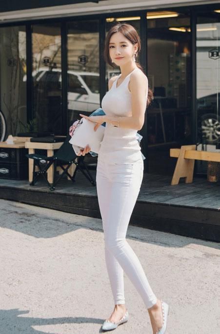 街拍:紧身裤小姐姐时尚俏皮,人群中凸显而出,不会流于平庸