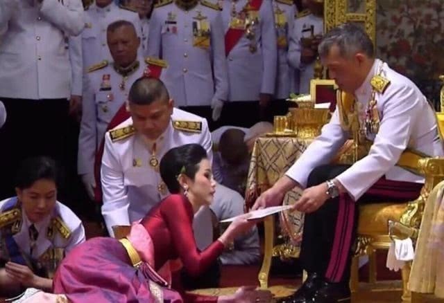 西拉米$泰国单纯的诗妮娜贵妃,遭到无情碾压,温柔大方的王后有如此毒辣