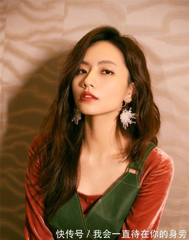 短发 奔五的女人这样穿,搭配这种发型,时髦又减龄