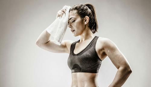 为何有人不动都出汗,有人再热也不出汗,老中医告诉你哪种更健康