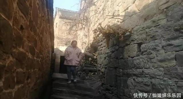 纣王殿石头城到处是石头建筑，石墙上的这些小点缀却非常协调自然